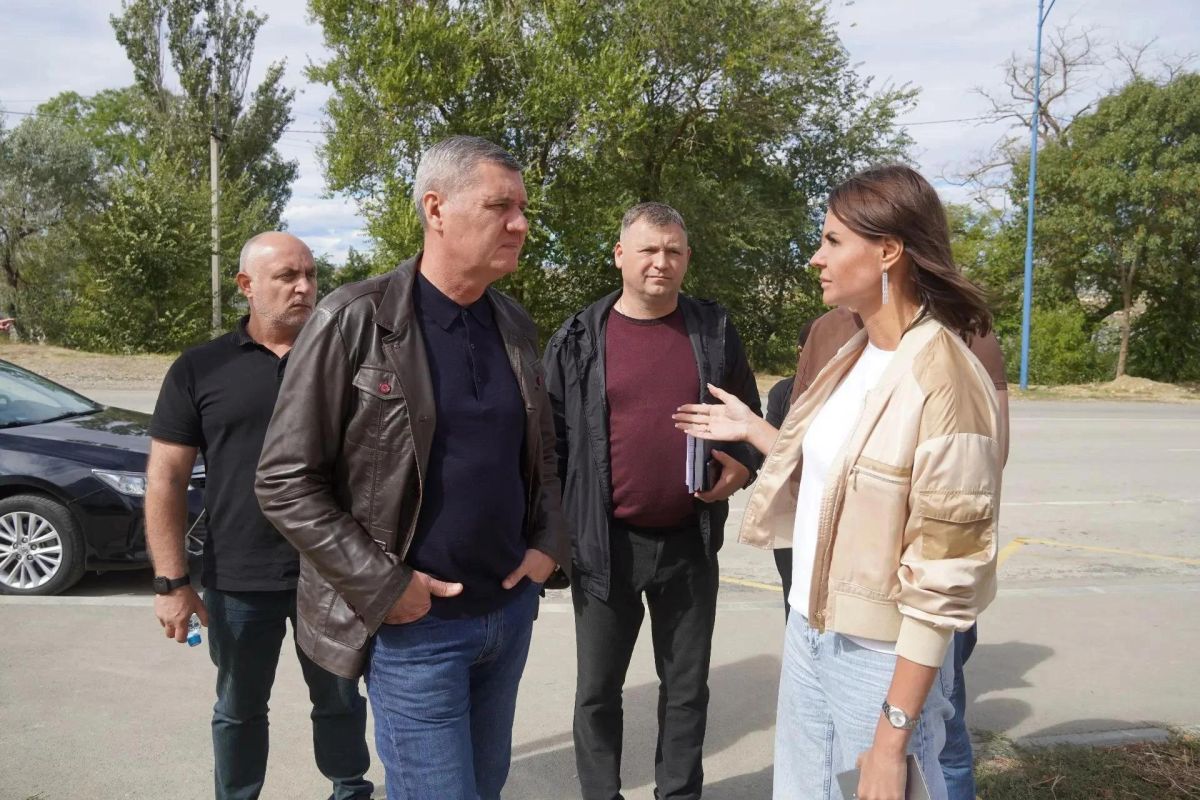 В Керчи проверили, как продвигается благоустройство придомовых территорий В Керчи проверили, как продвигается благоустройство придомовых территорий
