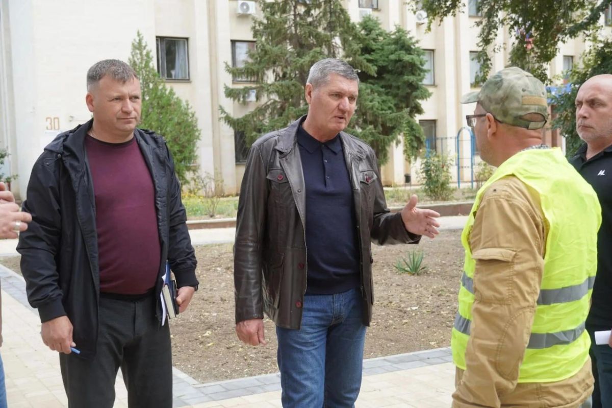 В рамках рабочего визита в Керчь заместитель Председателя Совета министров Республики Крым Николай Воробьев совместно с исполняющим обязанности главы администрации города Игорем Крутьковым и заместителем главы администрации... В рамках рабочего визита в Керчь заместитель Председателя Совета министров Республики Крым Николай Воробьев совместно с исполняющим обязанности главы администрации города Игорем Крутьковым и заместителем главы администрации...