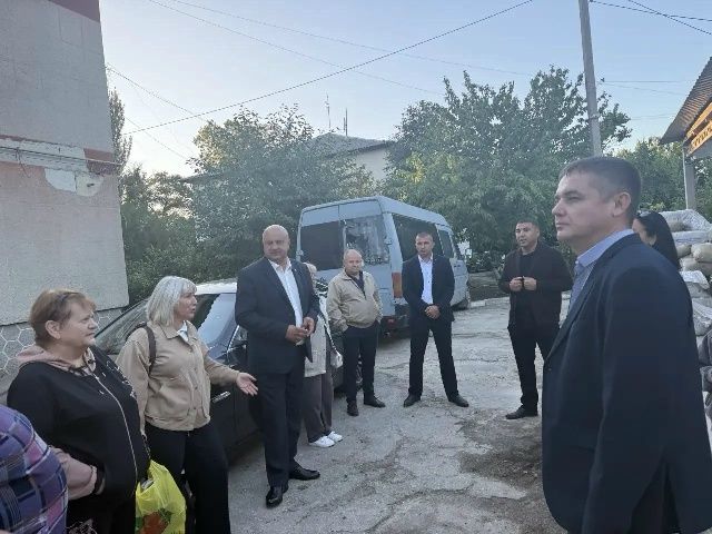 Встретился с жителями многоквартирного дома в поселке по ул. Победы Нижнегорского района