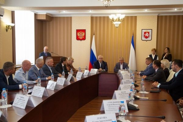 Владимир Константинов вручил государственные награды работникам курортной отрасли