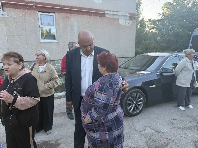 Встретился с жителями многоквартирного дома в поселке по ул. Победы Нижнегорского района Встретился с жителями многоквартирного дома в поселке по ул. Победы Нижнегорского района