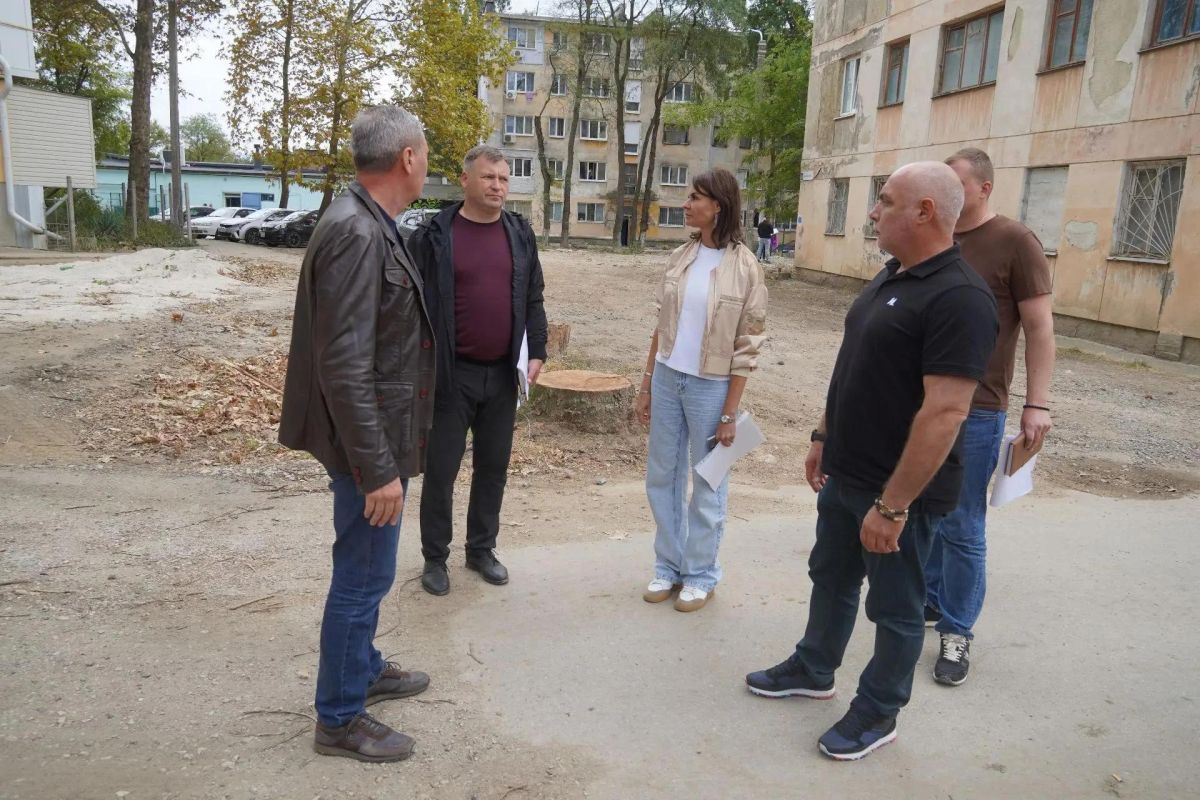 В Керчи проверили, как продвигается благоустройство придомовых территорий В Керчи проверили, как продвигается благоустройство придомовых территорий