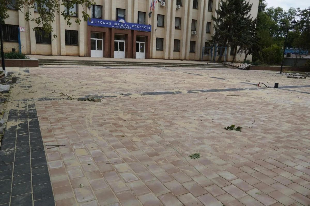 В Керчи благоустраивают территорию возле школы искусств В Керчи благоустраивают территорию возле школы искусств