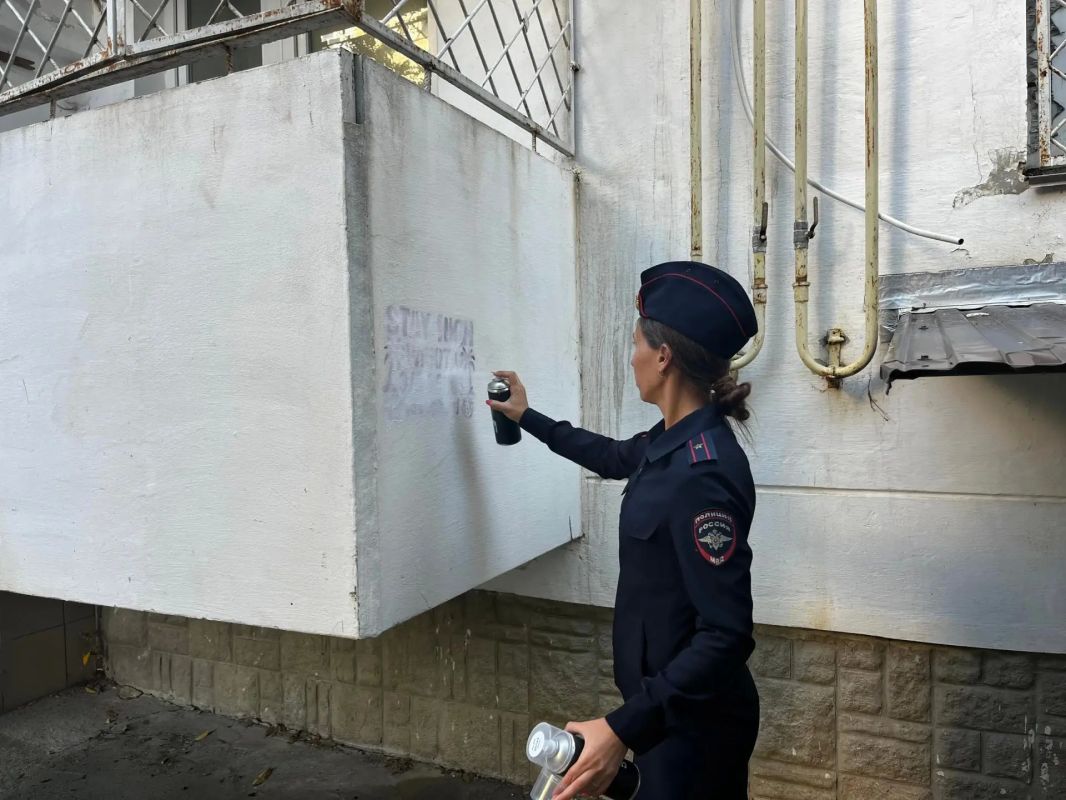 В Ленинском районе Севастополя полицейские провели профилактическую акцию «Чистые стены» В Ленинском районе Севастополя полицейские провели профилактическую акцию «Чистые стены»