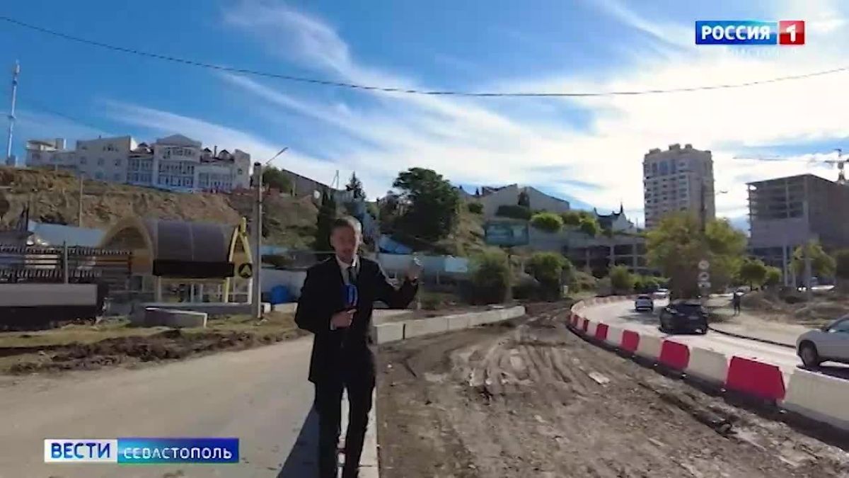 Единственный тротуар на Стрелецком спуске отодвинут дальше от проезжей части — практически к забору цирка