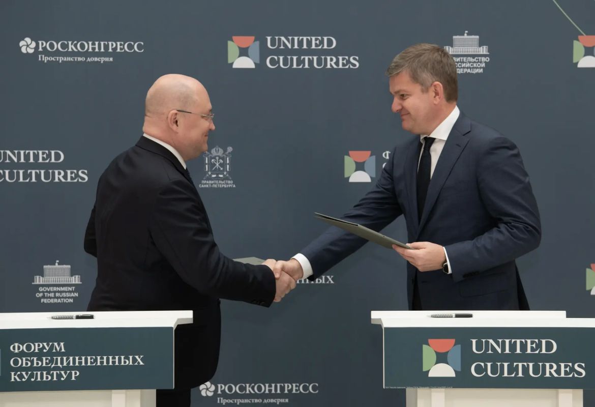 Михаил Развожаев: Ещё одна важная новость — на форуме мы подписали соглашение с генеральным директором Президентского фонда культурных инициатив Романом Владимировичем Кармановым об открытии в Севастополе проектного офиса...