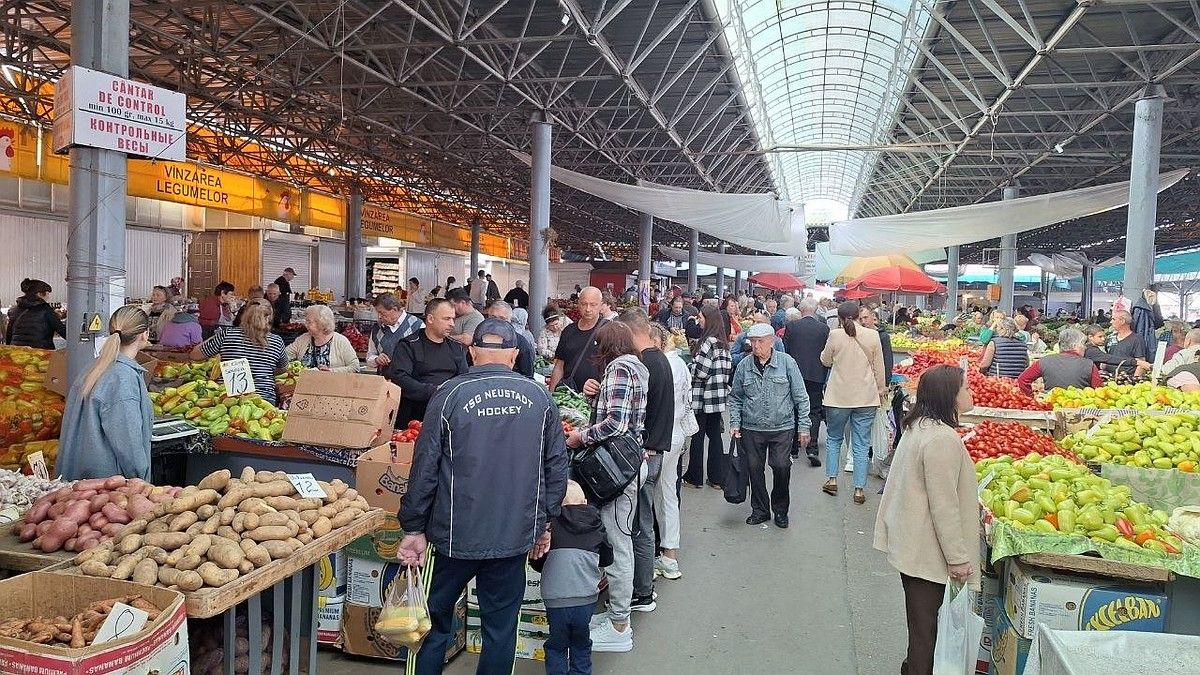 На Центральном рынке Кишинева заглохла торговля: Покупатели жалуются, что копят деньги на оплату коммуналки зимой, а продавцы жалуются, что нет продаж - что почем