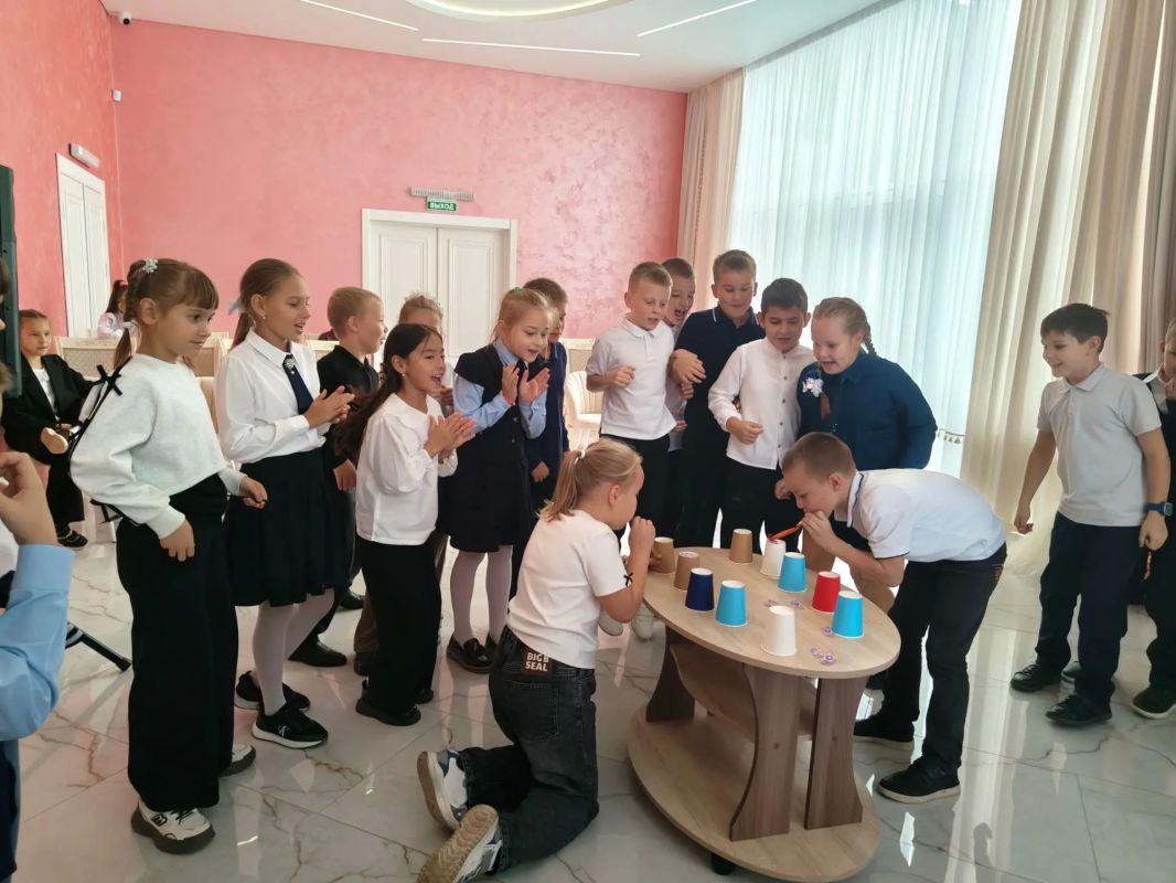 В Армянском городском отделе ЗАГС прошла встреча с учениками 3-Б класса школы-гимназии №3, посвящённая государственной символике Республики Крым - гербу и флагу. В Армянском городском отделе ЗАГС прошла встреча с учениками 3-Б класса школы-гимназии №3, посвящённая государственной символике Республики Крым - гербу и флагу.