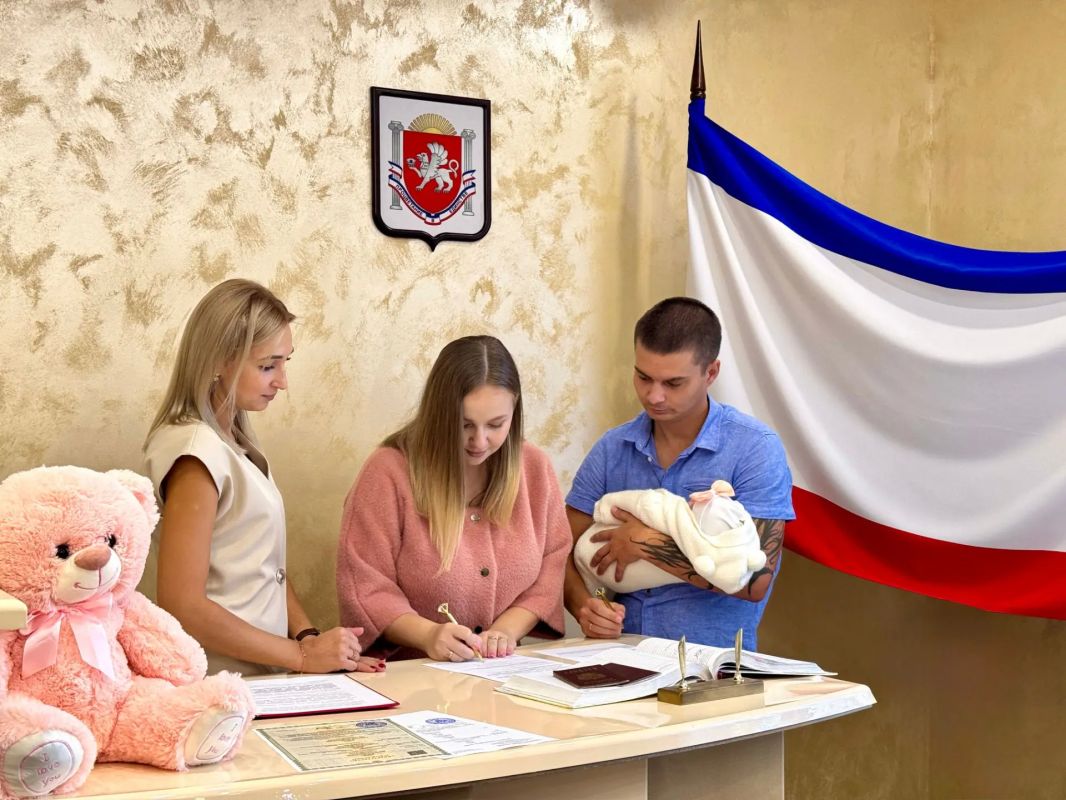 В Красногвардейском районном отделе ЗАГС состоялось особенное торжество — чествование новорождённой и вручение её первого государственного документа В Красногвардейском районном отделе ЗАГС состоялось особенное торжество — чествование новорождённой и вручение её первого государственного документа