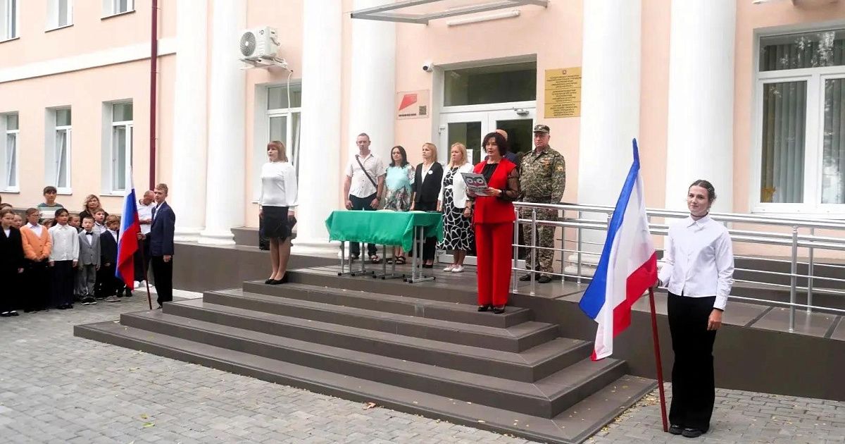 В Ливадийской школе-интернате открыли «Парту Героя» в честь ветерана и учителя Бориса Сисина