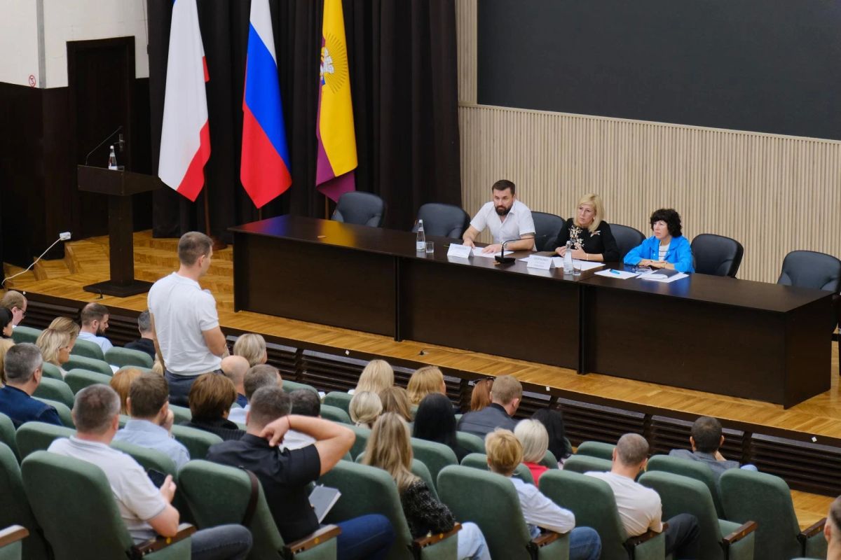Аппаратное совещание. Теперь, помимо основной повестки, в обязательном порядке заслушиваем информацию о выполнении ранее данных поручений