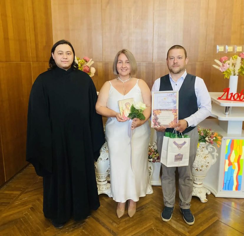 В Евпаторийском городском отделе ЗАГС продолжается осенний сезон чествования юбиляров семейной жизни, так называемый «Калейдоскоп свадебных юбилеев» В Евпаторийском городском отделе ЗАГС продолжается осенний сезон чествования юбиляров семейной жизни, так называемый «Калейдоскоп свадебных юбилеев»