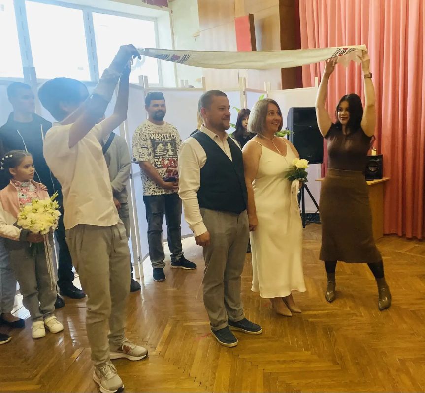 В Евпаторийском городском отделе ЗАГС продолжается осенний сезон чествования юбиляров семейной жизни, так называемый «Калейдоскоп свадебных юбилеев» В Евпаторийском городском отделе ЗАГС продолжается осенний сезон чествования юбиляров семейной жизни, так называемый «Калейдоскоп свадебных юбилеев»
