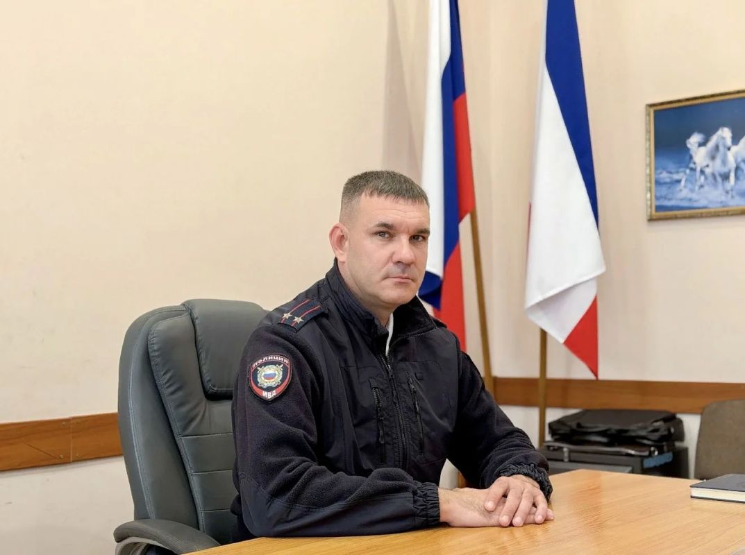 Сотрудник ОМВД России "Евпаторийский" от всей души желает всем жителям и гостям полуострова отличной рабочей недели