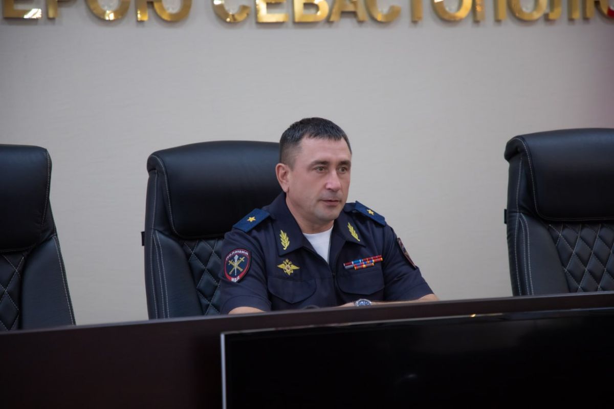 Начальник УМВД России по г.Севастополю генерал-майор полиции Сергей Сигунов вручил благодарности прикомандированным сотрудникам полиции