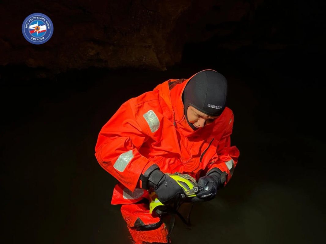Вода перекрыла выход: Застрявшим в крымской пещере смогут безопасно помочь только после её спада