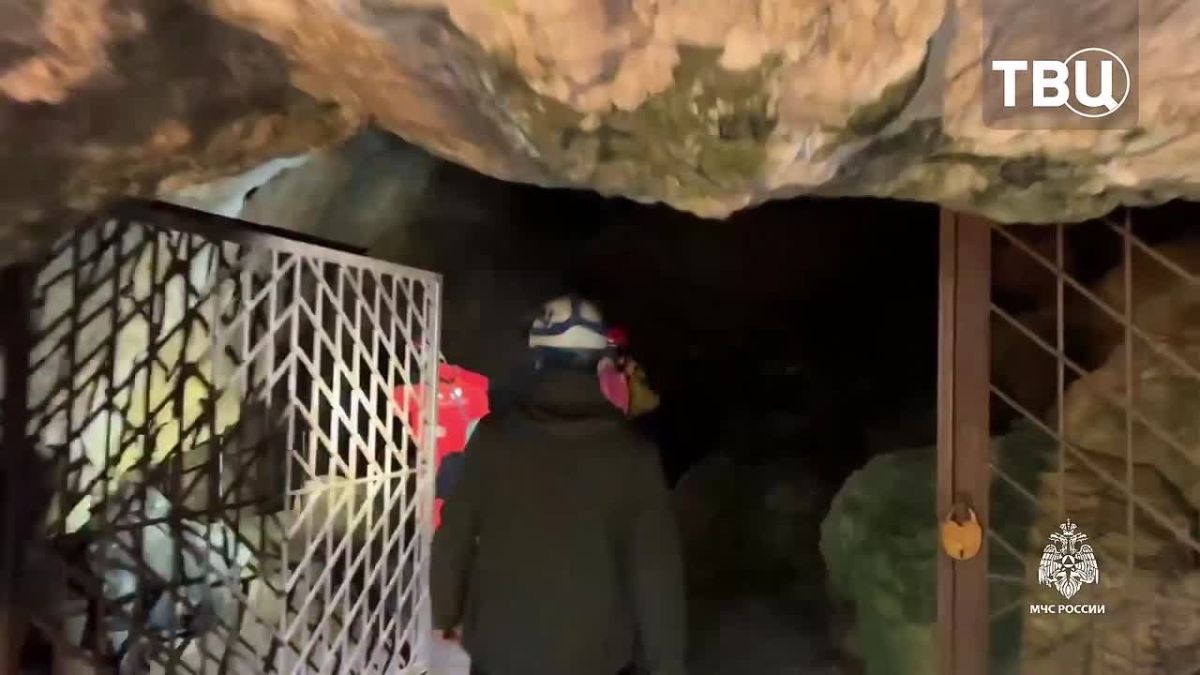 Туристов продолжают искать в Красной пещере в Крыму