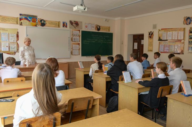 Более половины жителей Крыма положительно относятся ко Дню учителя