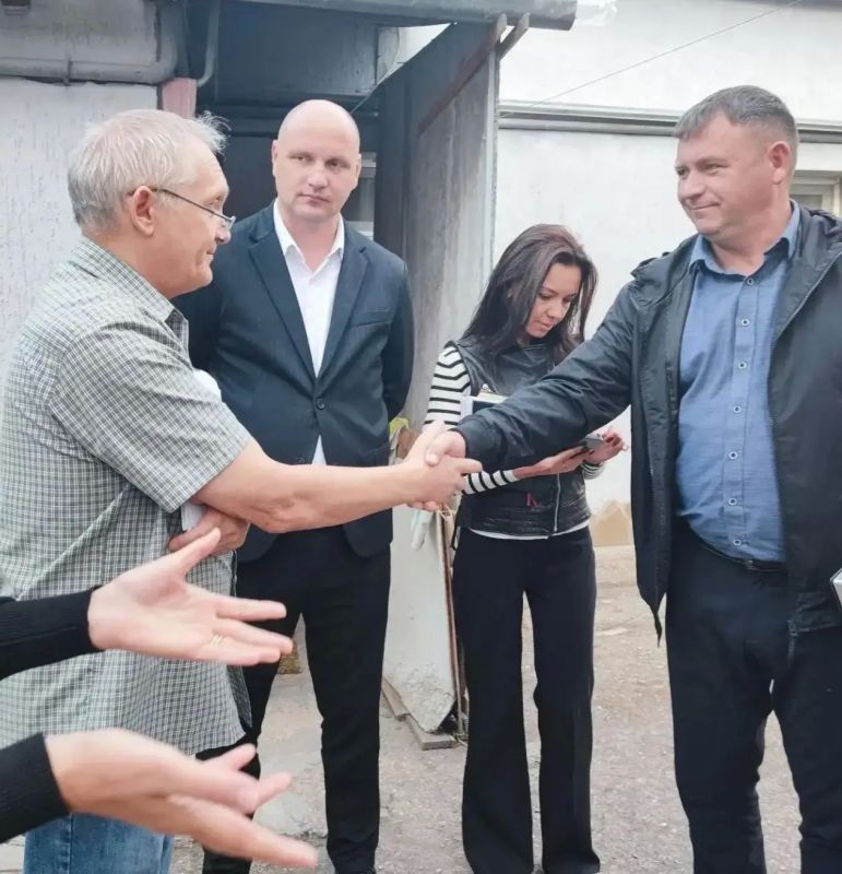 Игорь Крутьков: На недавнем приёме граждан ко мне обратился житель дома № 37 по улице К. Маркса с проблемой, которая волнует всех собственников, — речь шла о переносе сроков проведения капитального ремонта здания