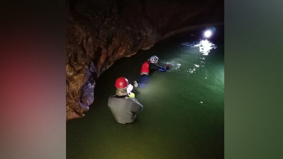 Оказались в водной ловушке: в Крыму туристы не могут выбраться из Красной пещеры