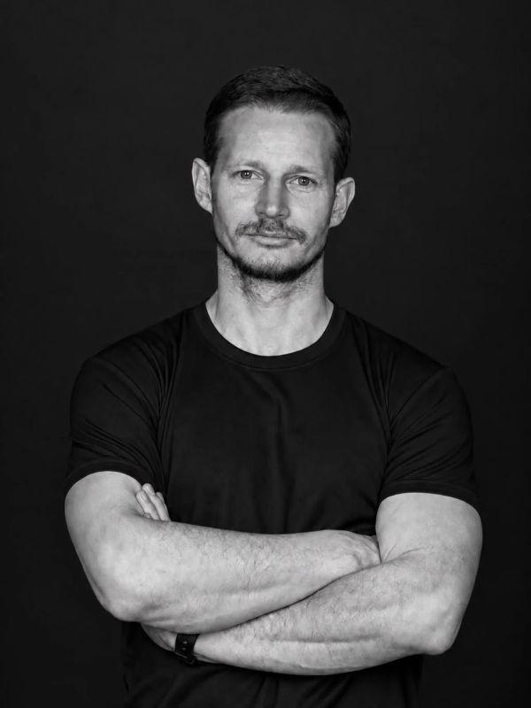 Умер каскадер из фильмов "Крым" и "Союз спасения" Олег Наумов