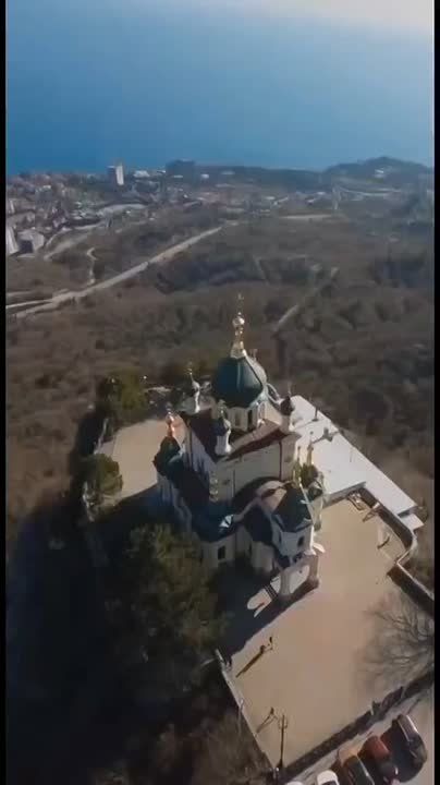 Церковь в Форос возвышается над Красной скалой на южном побережье Крыма , на высоте около 400 метров над уровнем моря, в двух километрах от Байдарской степи, и кажется, будто парит между небом и землей