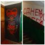 Жительница Керчи поздравила возлюбленного, испортив подъезд
