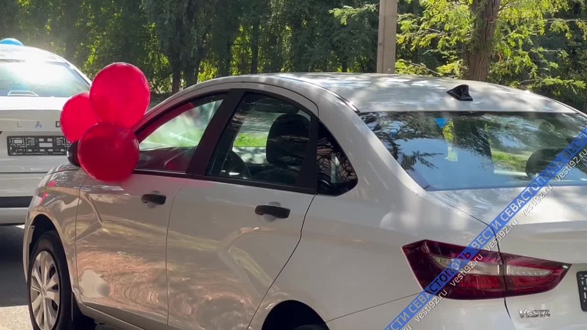 В Севастополе двум пострадавшим на производстве вручили новые автомобили