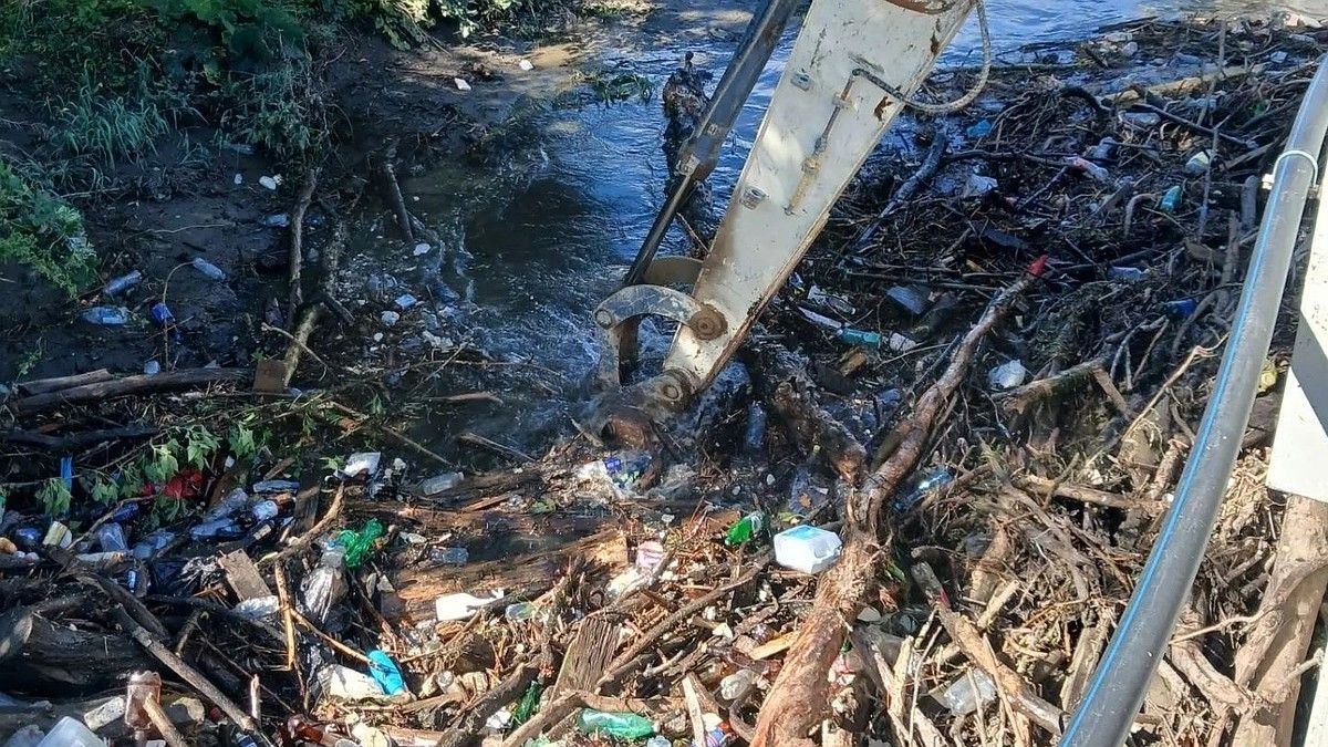 Более 40 тонн мусора вывезли из русла крымской реки