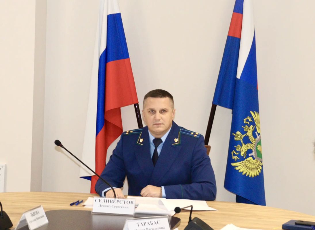 Под председательством заместителя прокурора Республики Крым Леонида Селивёрстова состоялось заседание межведомственной рабочей группы по вопросам строительства зданий образовательных организаций