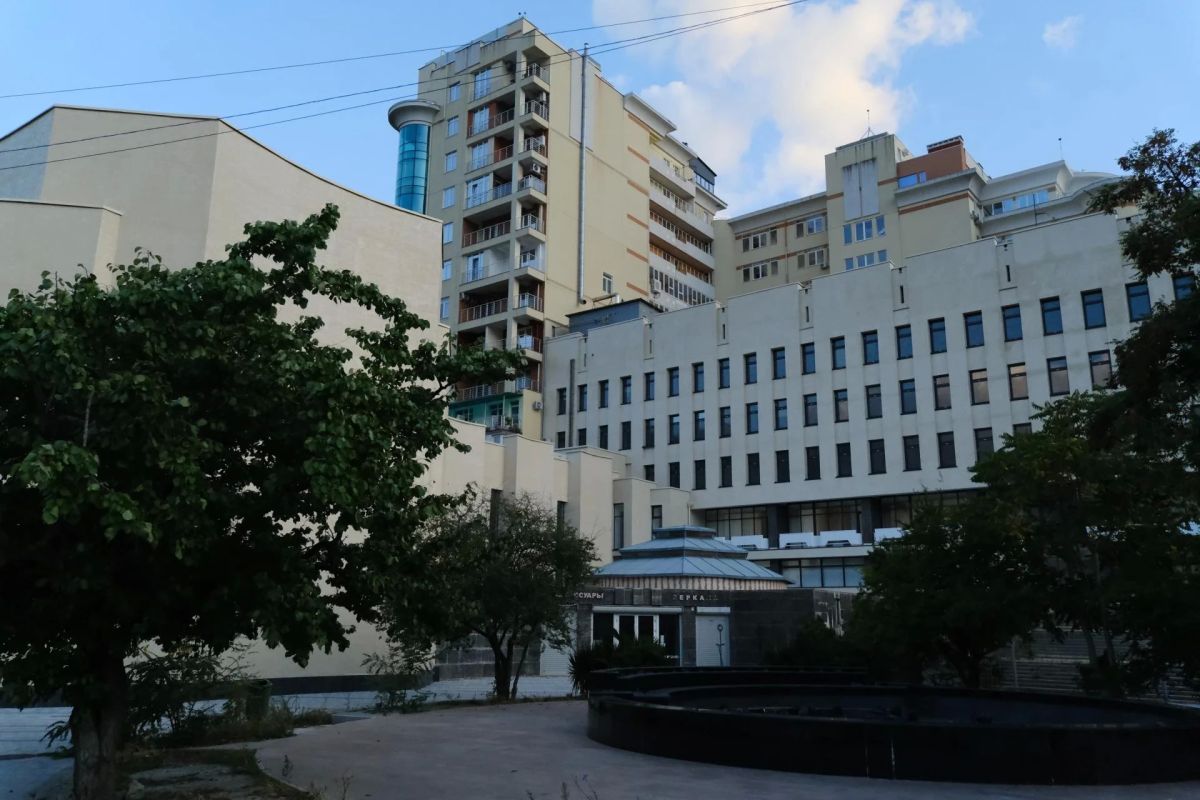 Вместе с Председателем Ялтинского городского совета Константином Валентиновичем Шимановским осмотрели ход капитального ремонта Ялтинского центра культуры