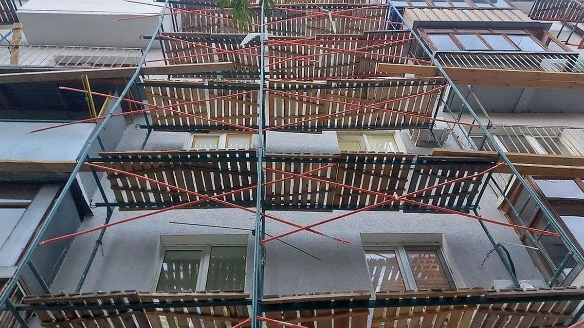 В Крыму отремонтировали почти 500 крыш многоэтажек