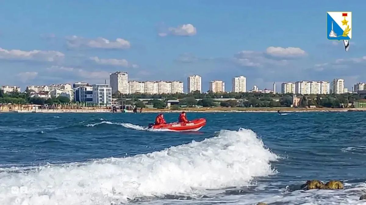 В бухте Круглой спасатели отработали управление лодкой