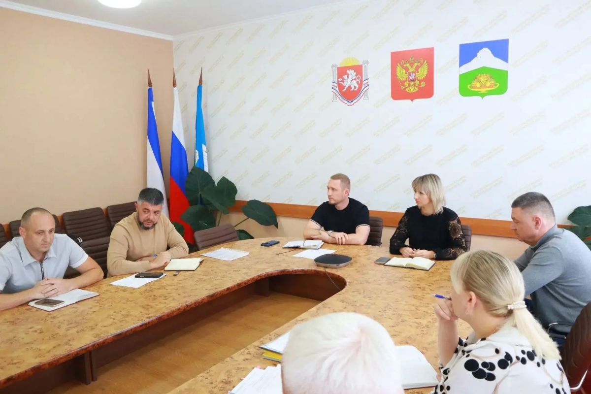 Начальник Инспекции по жилищному надзору Республики Крым Елена Кухоль совместно с первым заместителем начальника Дмитрием Разумовским приняли участие в совещании, посвящённому вопросам временного управления многоквартирными...