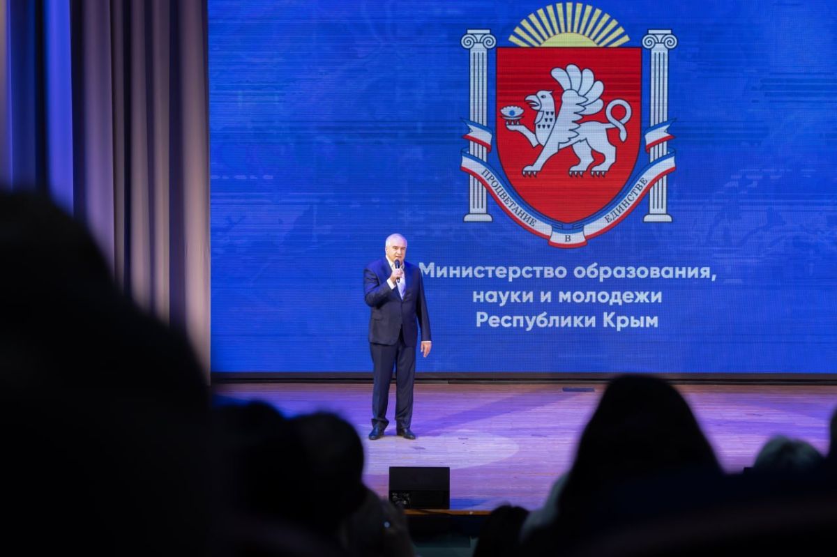 В преддверии профессионального праздника работникам сферы образования Крыма вручили заслуженные награды
