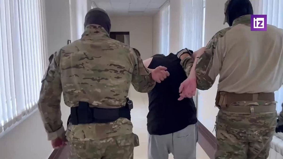 Крымчанин в маскировочной экипировке фотографировал расчеты ПВО и военную технику на полуострове — его арестовали и обвинили в госизмене, сообщили в ФСБ