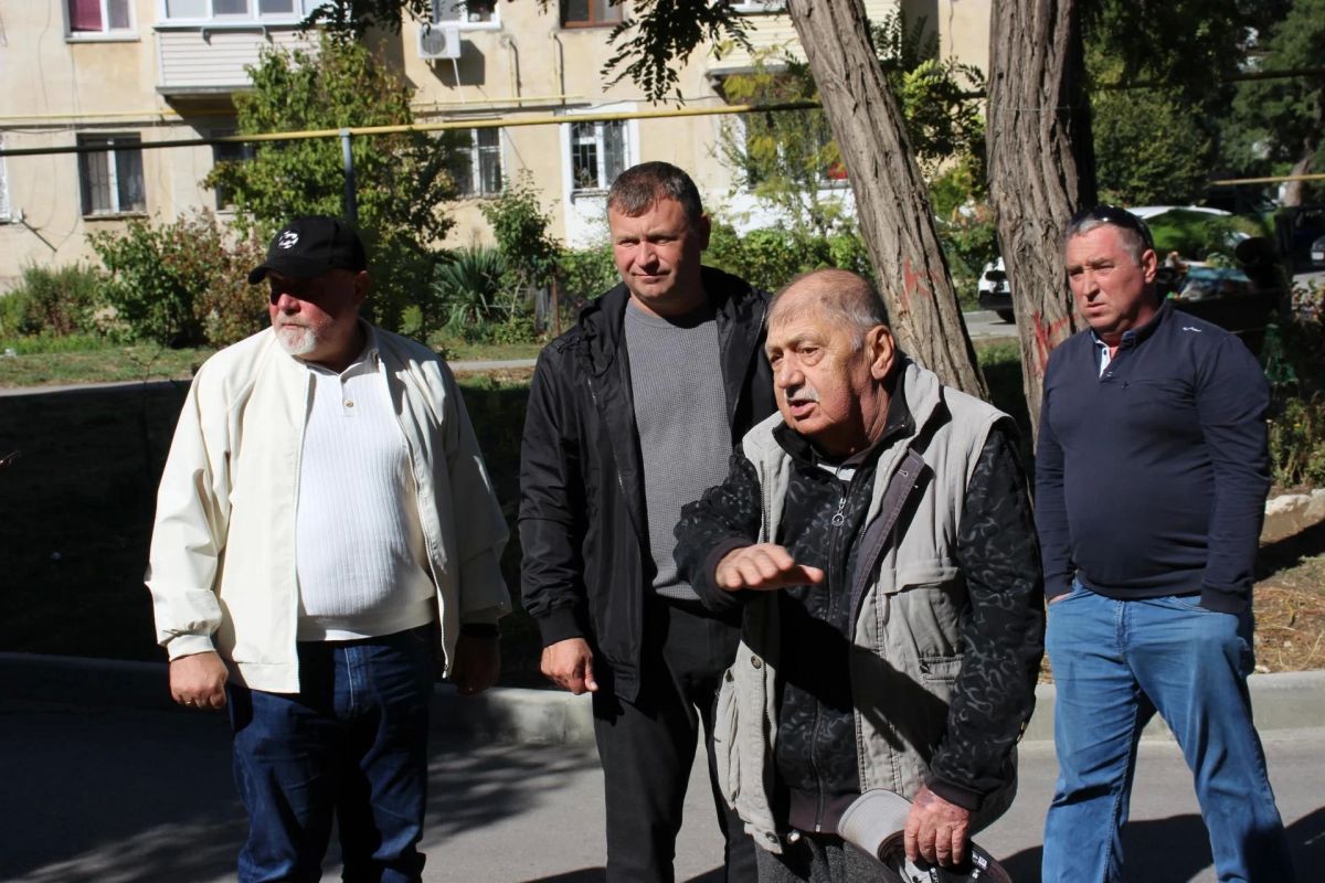 Игорь Крутьков: Вместе с депутатом Керченского городского совета Дмитрием Андропуло осмотрели дворы по адресам: ул. Кирова, 65, 81, 83, 85, и пообщались со старшими по домам