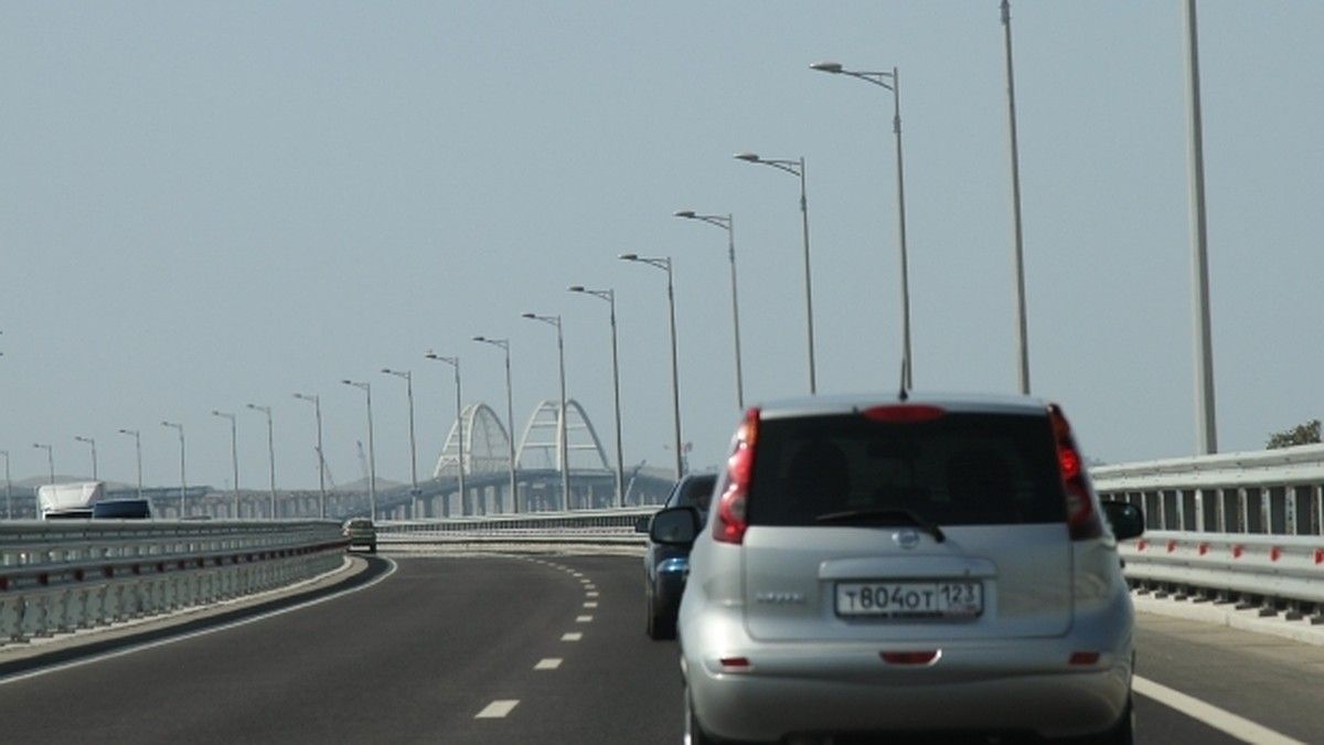 Движение по Крымскому мосту возобновлено: в очереди на досмотр 650 автомобилей