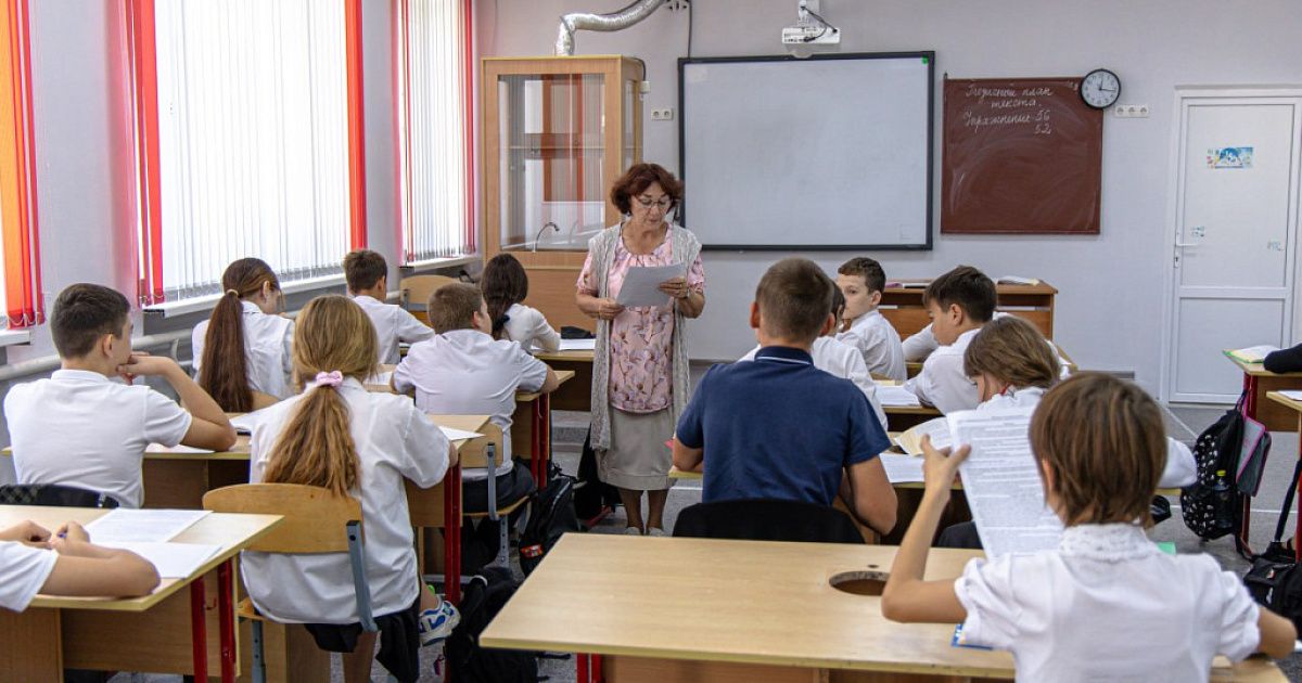Особый статус, надбавки и социальные гарантии: как поддерживают педагогов в Крыму и на федеральном уровне
