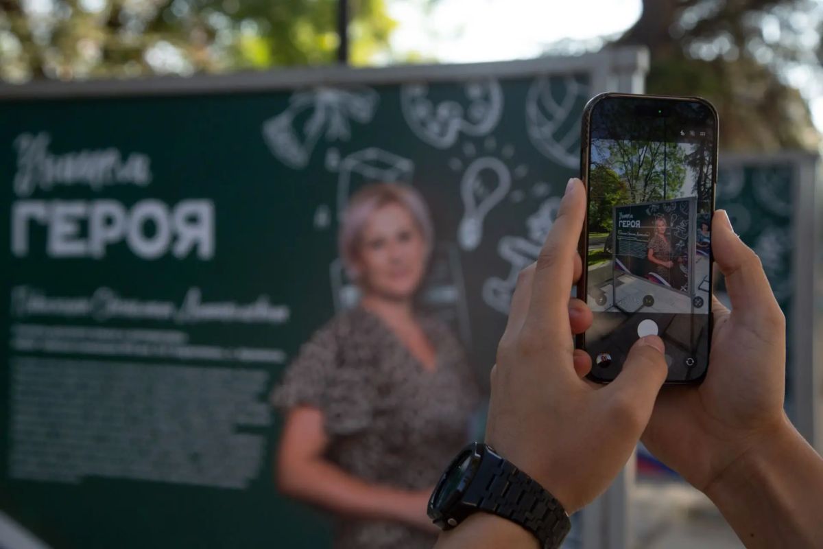 В Симферополе ко Дню учителя открылась уличная фотовыставка «Учитель Героя»