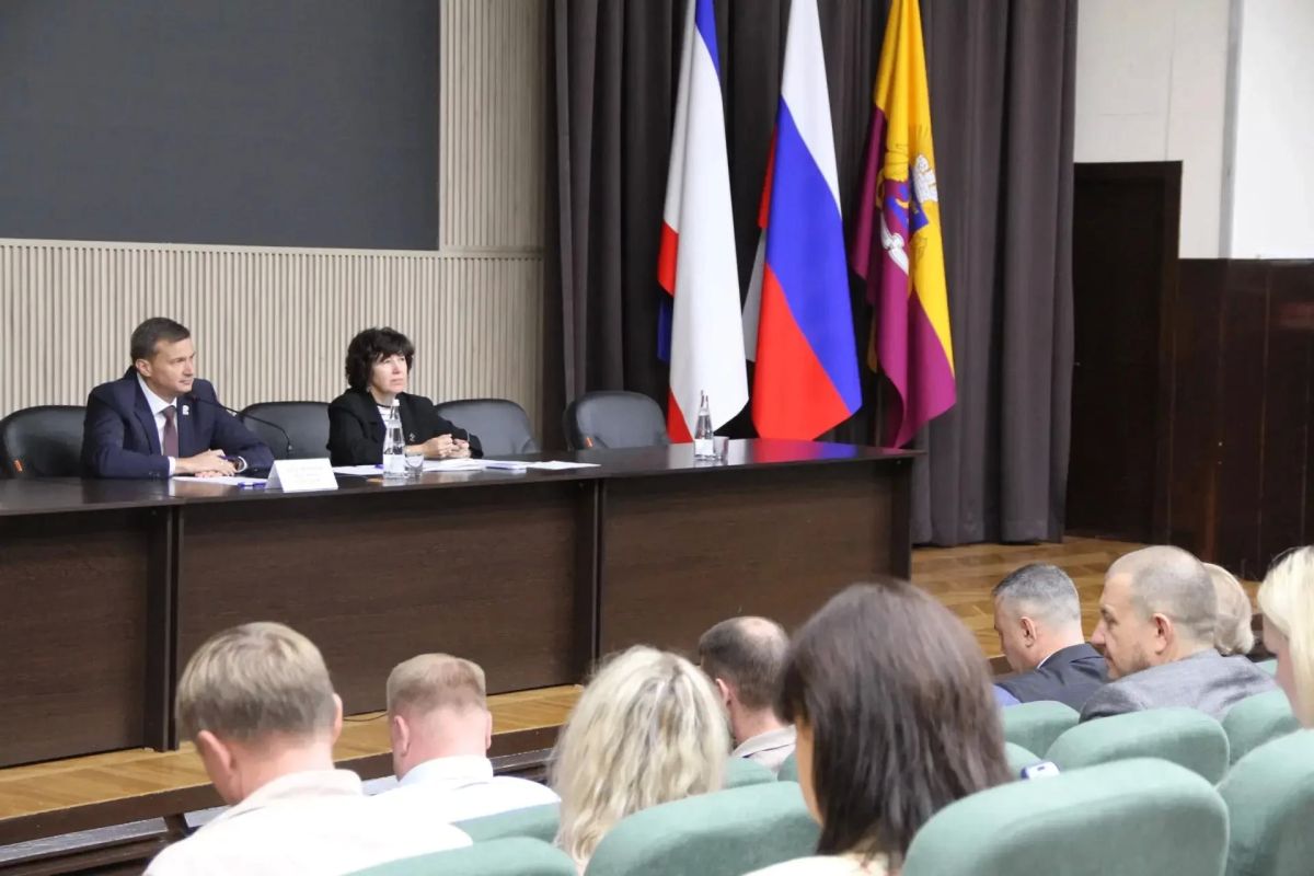 Под руководством Председателя Ялтинского городского совета Константина Шимановского и руководителя аппарата администрации Ялты Елены Омесовой состоялось традиционное аппаратное совещание