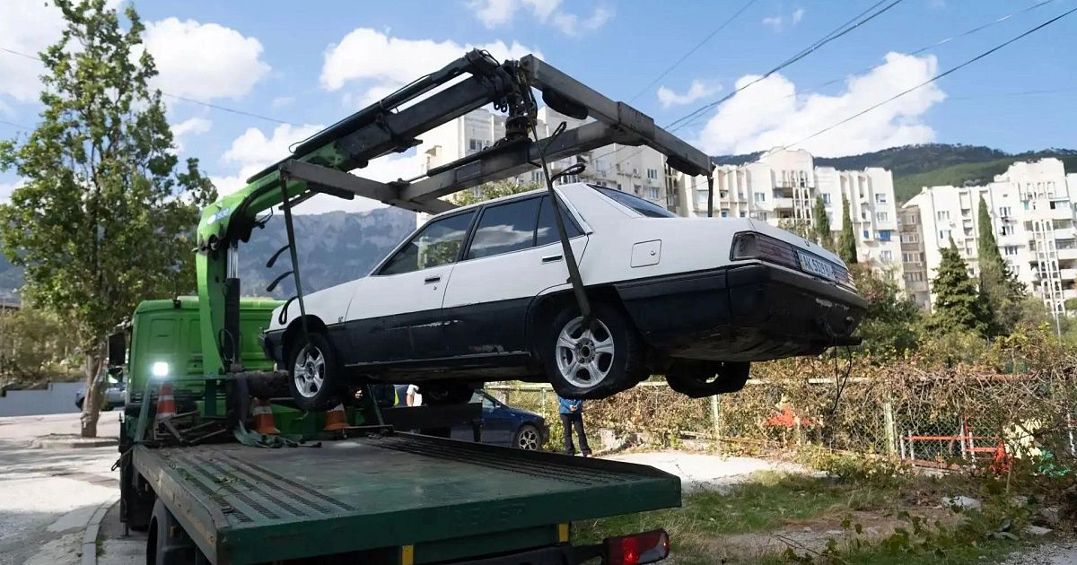 В Ялте эвакуировали 8 брошенных автомобилей