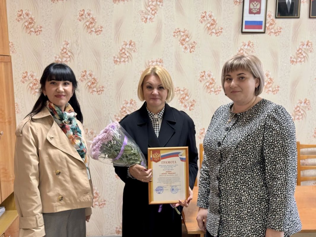 В День учителя поздравила директора Изумрудновской школы Липеху Ларису Ивановну