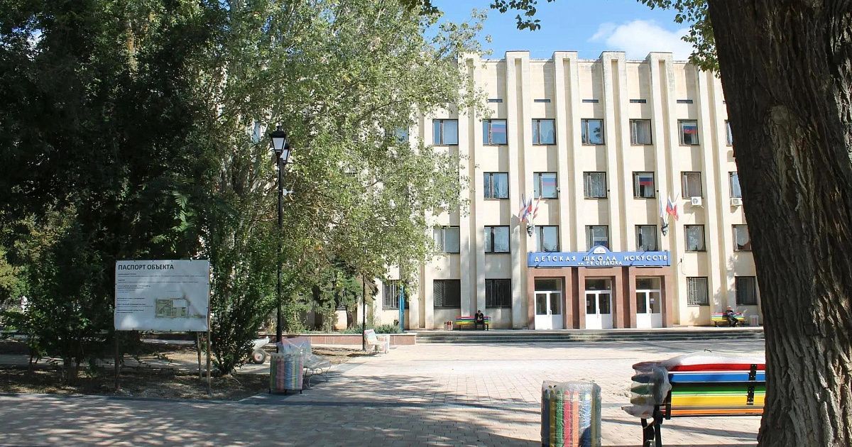 Новые скамейки, плитка и освещение: как преобразилась площадь у школы искусств в Керчи