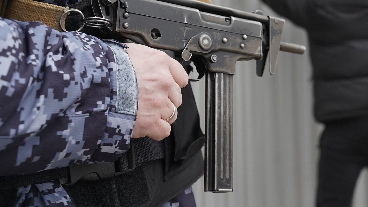 В центре Петербурга росгвардейцы задержали дебошира из троллейбуса