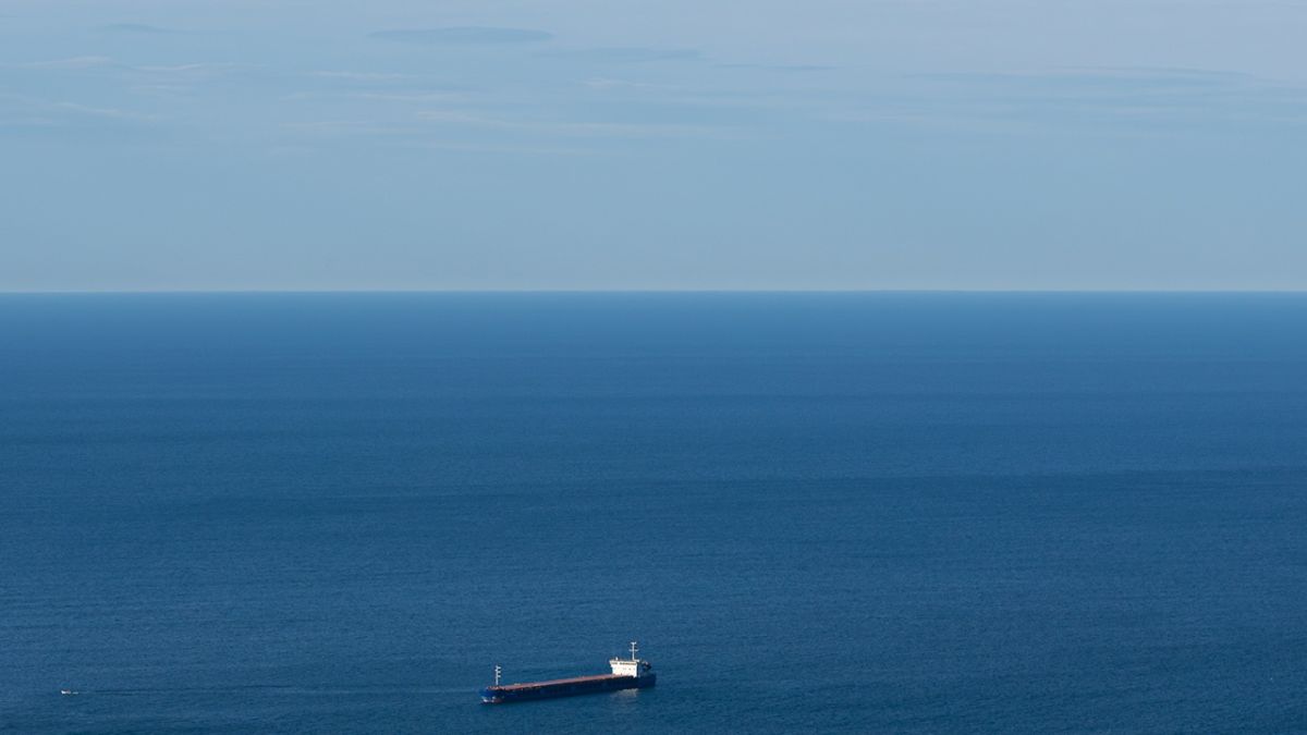 С атакованного в Черном море танкера спасли весь экипаж