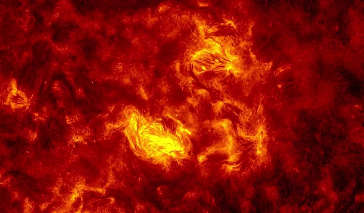 На Солнце произошли мощные вспышки с выбросом плазмы в сторону Земли