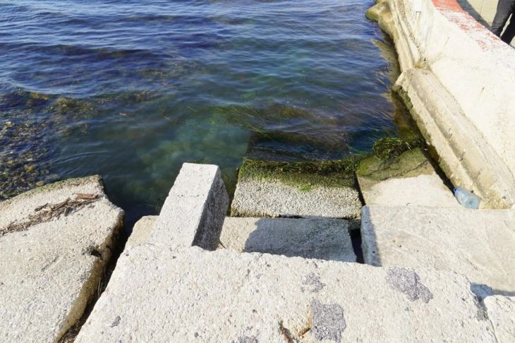 Ливнёвка в Керчи перестала справляться с потоками воды: грязная вода уходит в море
