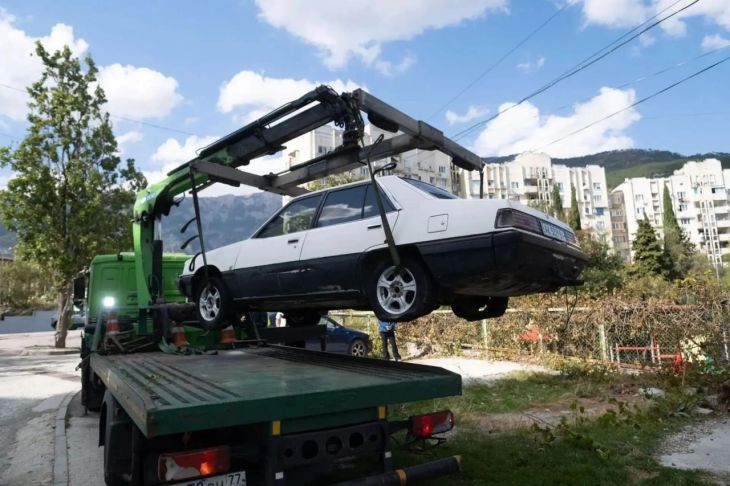 В Ялте приступили к активному вывозу брошенных автомобилей