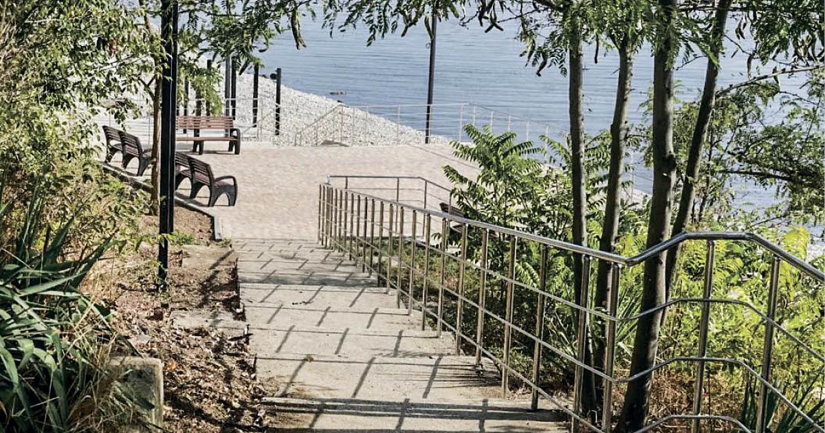 В Керчи завершают благоустройство зоны отдыха с видом на море